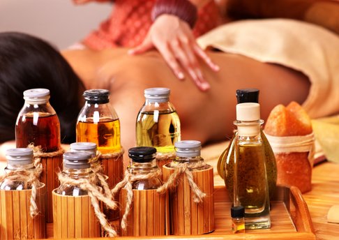 Aroma Massage mit ausgewählten Düften